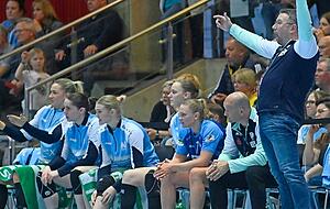 Trainer Thomas Zeitz (rechts) und Munia Smits&rsquo; Mitspielerinnen litten mit ihrer Spielf&uuml;hrerin mit. In dieser Szene blieb ein Zweikampf noch folgenlos.
Fotos: Mario Berger