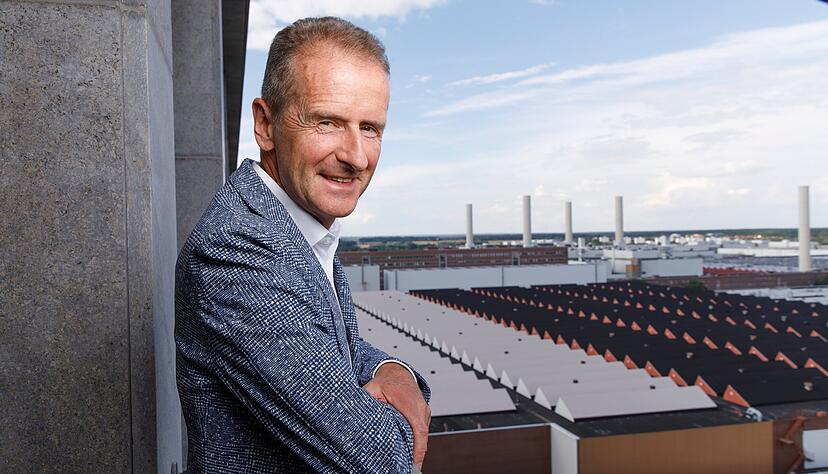 Ein letztes Mal geht der Blick von Herbert Diess &uuml;ber das Werksgel&auml;nde in Wolfsburg. Er hat seinen letzten Tag als Chef des VW-Konzerns.