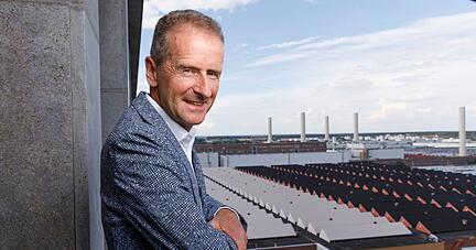 Ein letztes Mal geht der Blick von Herbert Diess über das Werksgelände in Wolfsburg. Er hat seinen letzten Tag als Chef des VW-Konzerns. Ein letztes Mal geht der Blick von Herbert Diess über das Werksgelände in Wolfsburg. Er hat seinen letzten Tag als Chef des VW-Konzerns.