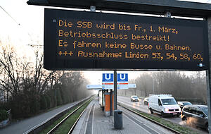 An einer Haltestelle der Stadtbahn Stuttgart wird auf einer Hinweistafel auf einen zweitägigen Warnstreik hingewiesen.