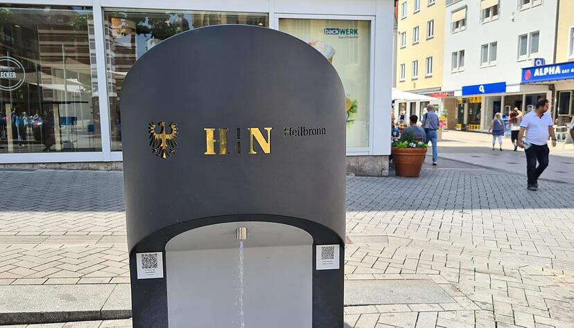 Zwei Trinkbrunnen wurden in der Heilbronner Innenstadt in Betrieb genommen. Einer spendet auf dem Kiliansplatz frisches Trinkwasser, der andere auf dem Marktplatz.
