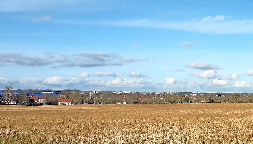 Gegenwärtig noch Acker, künftig zusätzlicher Wohnraum in der Wachstumsgemeinde Kupferzell: Unweit des geplanten neuen Westernacher Kindergartens werden auch Bauplätze für junge Familien geschaffen.
Foto: Christian Nick