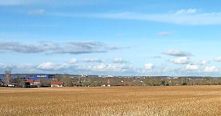 Gegenwärtig noch Acker, künftig zusätzlicher Wohnraum in der Wachstumsgemeinde Kupferzell: Unweit des geplanten neuen Westernacher Kindergartens werden auch Bauplätze für junge Familien geschaffen.
Foto: Christian Nick