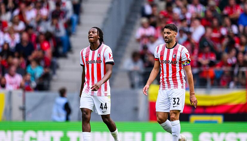 Freiburgs Johan Manzambi (l.) muss eine Sperre absitzen. (Archivbild)