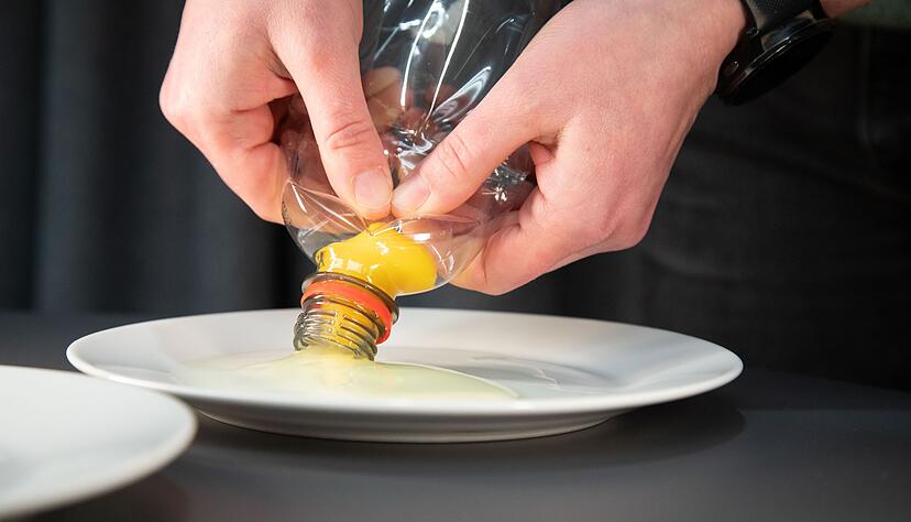 Schritt 2: Die Flasche leicht loslassen und das Eigelb einsaugen.