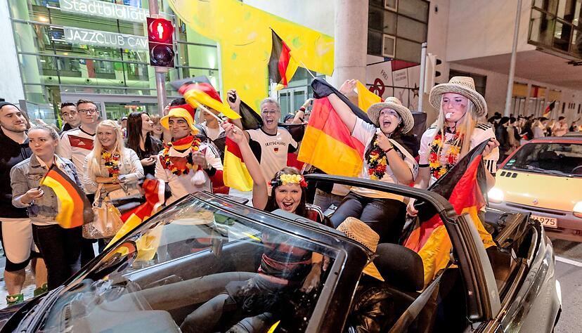 Jubelnde Fans beim Autokorso nach dem Gewinn des WM-Finale 2014 in Heilbronn vor dem K?3: Anwohner beschwerten sich &uuml;ber solche Szenen.
Foto: Archiv/Dennis Mugler