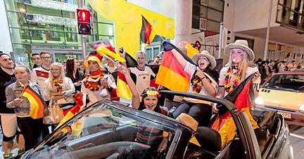 Jubelnde Fans beim Autokorso nach dem Gewinn des WM-Finale 2014 in Heilbronn vor dem K?3: Anwohner beschwerten sich über solche Szenen.
Foto: Archiv/Dennis Mugler Jubelnde Fans beim Autokorso nach dem Gewinn des WM-Finale 2014 in Heilbronn vor dem K?3: Anwohner beschwerten sich über solche Szenen.
Foto: Archiv/Dennis Mugler