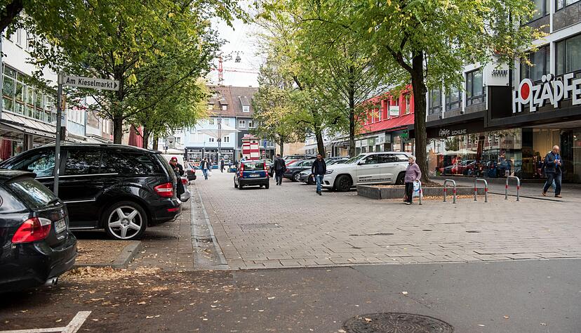 Dieses Teilstück der Lohtorstraße soll Fußgängerzone werden. Händler und Hausbesitzer wehren sich vehement gegen die Pläne und kritisieren die Verwaltung heftig. Foto: Christina Kunz Dieses Teilstück der Lohtorstraße soll Fußgängerzone werden. Händler und Hausbesitzer wehren sich vehement gegen die Pläne und kritisieren die Verwaltung heftig. Foto: Christina Kunz