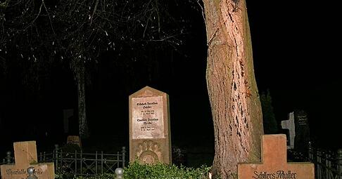 Werner Uhlmann liest die Stele an der St. Jost-Kirche, in der Mörike Pfarrer war. Auf dem Friedhof sind Mörikes und Schillers Mutter beerdigt. Werner Uhlmann liest die Stele an der St. Jost-Kirche, in der Mörike Pfarrer war. Auf dem Friedhof sind Mörikes und Schillers Mutter beerdigt.