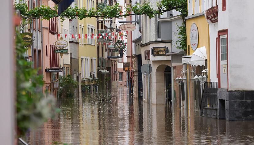 Die Mosel hat die Altstadt von Zell überflutet. Die Mosel hat die Altstadt von Zell überflutet.