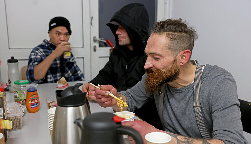 Eine Instant-Suppe bevor die Nacht kommt: Wer in der Neckarhalde sein Notschlaf-Quartier bezieht, kommt meist schon gegen 20 Uhr, wenn der Erfrierungsschutz öffnet. Sonst sind womöglich alle Betten belegt.