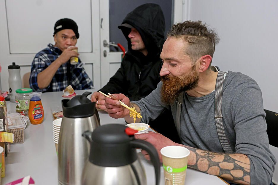 Eine Instant-Suppe bevor die Nacht kommt: Wer in der Neckarhalde sein Notschlaf-Quartier bezieht, kommt meist schon gegen 20 Uhr, wenn der Erfrierungsschutz öffnet. Sonst sind womöglich alle Betten belegt.