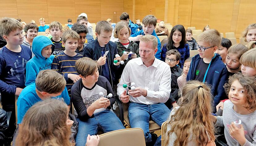 Die Themen variieren in jedem Semester. Bei einer Vorlesung mit Professor David Scheschkewitz ging es einmal darum: "Wie baut man einen Computer aus einer Handvoll Sand?"
Foto: Archiv/Mugler Die Themen variieren in jedem Semester. Bei einer Vorlesung mit Professor David Scheschkewitz ging es einmal darum: "Wie baut man einen Computer aus einer Handvoll Sand?"
Foto: Archiv/Mugler