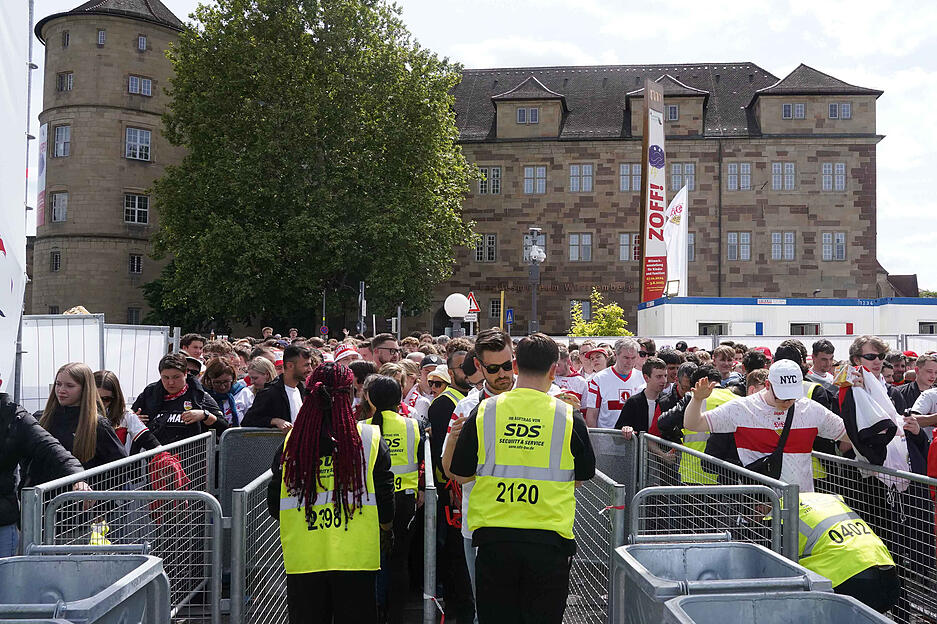 Sicherheitskontrolle beim Einlass für das Public Viewing auf dem Schlossplatz in Stuttgart. Sicherheitskontrolle beim Einlass für das Public Viewing auf dem Schlossplatz in Stuttgart.