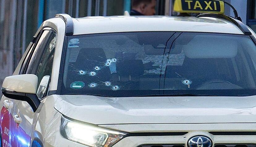 Auf das Taxi wurden mehrere Schüsse abgegeben - vor allem auf die Beifahrerseite. Auf das Taxi wurden mehrere Schüsse abgegeben - vor allem auf die Beifahrerseite.