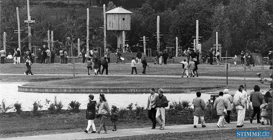 Als der Regen am Er&ouml;ffnungssamstag aufh&ouml;rt, zieht es immer mehr Menschen zum See. Im Hintergrund der Abenteuerspielplatz am Nordostrand des Ziegeleiparks in B&ouml;ckingen.