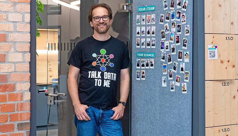 Thomas Bornheim, Geschäftsführer der 42 Heilbronn, neben den Fotos der rund 30 angehenden Coder, die sich derzeit im Praktikum befinden.