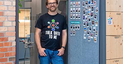 Thomas Bornheim, Geschäftsführer der 42 Heilbronn, neben den Fotos der rund 30 angehenden Coder, die sich derzeit im Praktikum befinden.
Foto: Mario Berger Thomas Bornheim, Geschäftsführer der 42 Heilbronn, neben den Fotos der rund 30 angehenden Coder, die sich derzeit im Praktikum befinden.
Foto: Mario Berger