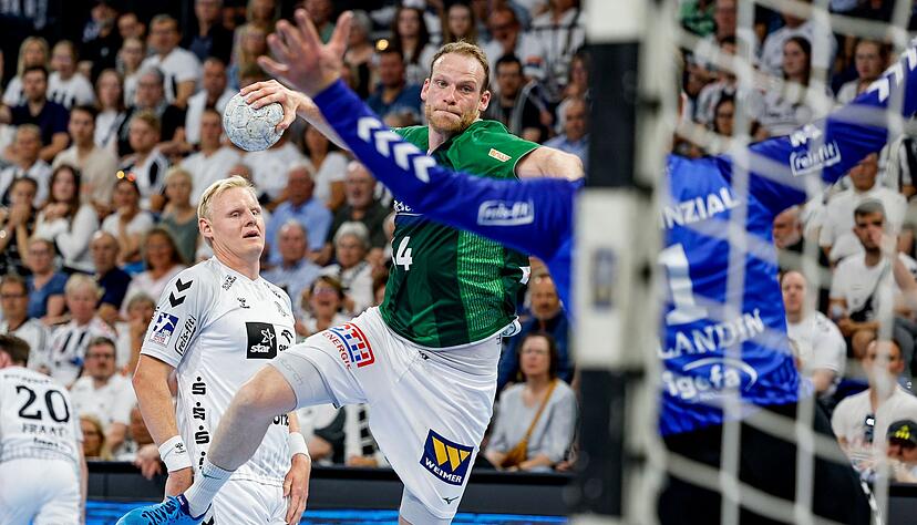 Lenny Rubin (M) setzt sich am Kreis gegen Kiels Patrick Wiencek (l) durch.