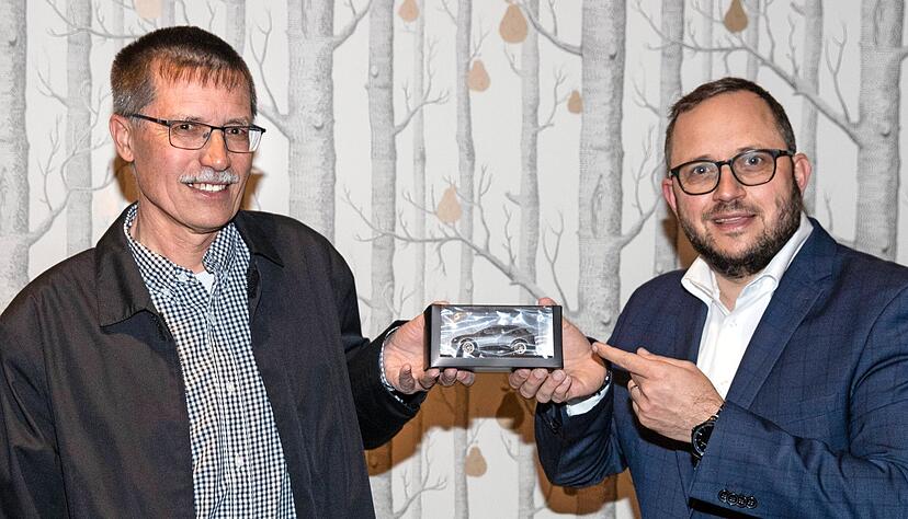 Noch hält Lesergewinner Edgar Reichel (links) nur ein Audi-Modell in Händen, doch Alexander Schnell aus der Chefredaktion organisiert die Testwoche.
Foto: Andreas Veigel Noch hält Lesergewinner Edgar Reichel (links) nur ein Audi-Modell in Händen, doch Alexander Schnell aus der Chefredaktion organisiert die Testwoche.
Foto: Andreas Veigel