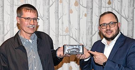 Noch hält Lesergewinner Edgar Reichel (links) nur ein Audi-Modell in Händen, doch Alexander Schnell aus der Chefredaktion organisiert die Testwoche.
Foto: Andreas Veigel