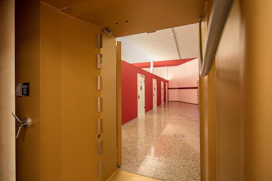 Hinter der Tresortür befinden sich einzelne verschlossene Gänge mit Schließfächern. Kunden haben nur zum Gang mit ihrem Fach Zugang.