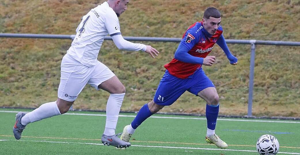 Hollenbachs Inas Music (rechts) versucht seinem Heilbronner Gegenspieler zu entwischen. Das Testspiel endete 1:1.
Foto: Marc Schmerbeck