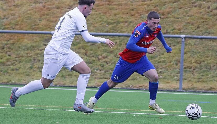 Hollenbachs Inas Music (rechts) versucht seinem Heilbronner Gegenspieler zu entwischen. Das Testspiel endete 1:1.
Foto: Marc Schmerbeck