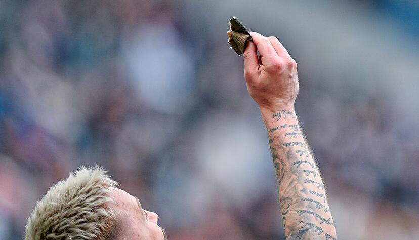 Gl&uuml;cksbringer unter dem Schienbeinschoner: der Mainzer Doppeltorsch&uuml;tze Phillip Tietz.