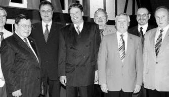 Die  40-J&auml;hrigen  G&uuml;nther K&uuml;nzel, Friedrich Schmidt, Herbert Bauer, Hubert Mayer und Wenzel Gerstner mit den Vorst&auml;nden Hans-Hinrich Kruse (3. von links) und Rolf Gemmersd&ouml;rfer sowie B&uuml;rgermeiste Rainer Z&uuml;fle. (Foto: privat)