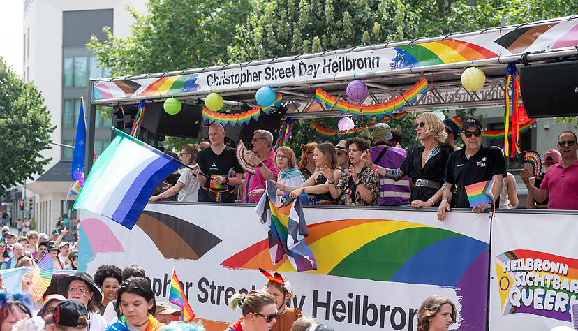 Bilder wie bei der Love-Parade: Der bunte Demozug führte unter anderem durch die Allee. Bilder wie bei der Love-Parade: Der bunte Demozug führte unter anderem durch die Allee.