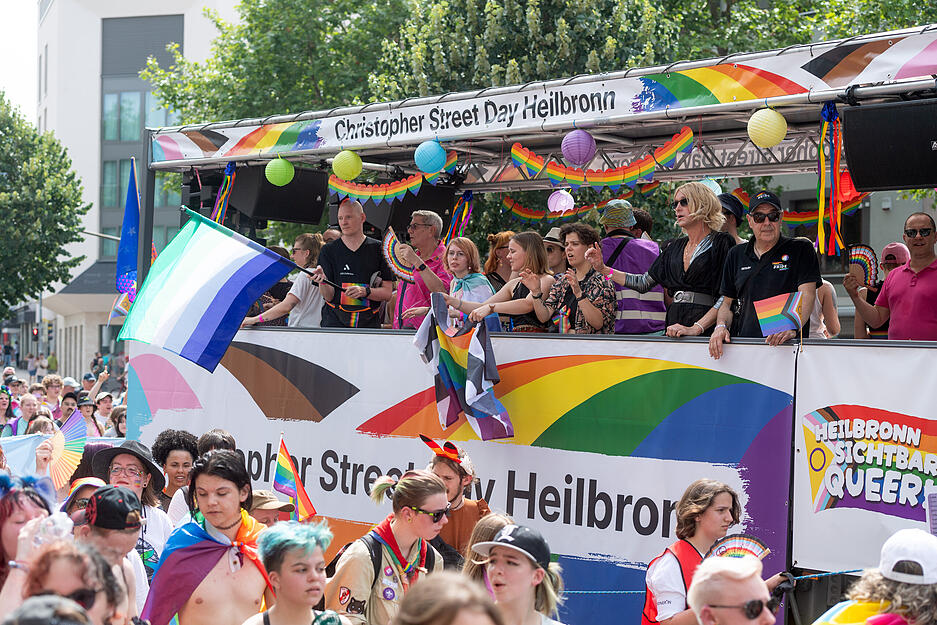 Bilder wie bei der Love-Parade: Der bunte Demozug führte unter anderem durch die Allee.
