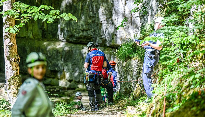 Der Mann war mit seiner Gruppe bereits rund 1.300 Meter tief in die H&ouml;hle im Kreis Reutlingen geklettert, als es passierte.
