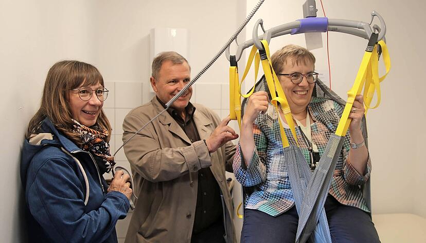 Jutta Pagel-Steidl demonstriert, wie der Patientenlifter der neuen "Toilette f&uuml;r alle" f&uuml;r Menschen mit mehrfachen Behinderungen funktioniert.
Foto: Franz Theuer