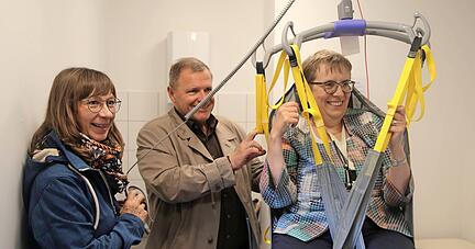 Jutta Pagel-Steidl demonstriert, wie der Patientenlifter der neuen "Toilette f&uuml;r alle" f&uuml;r Menschen mit mehrfachen Behinderungen funktioniert.
Foto: Franz Theuer