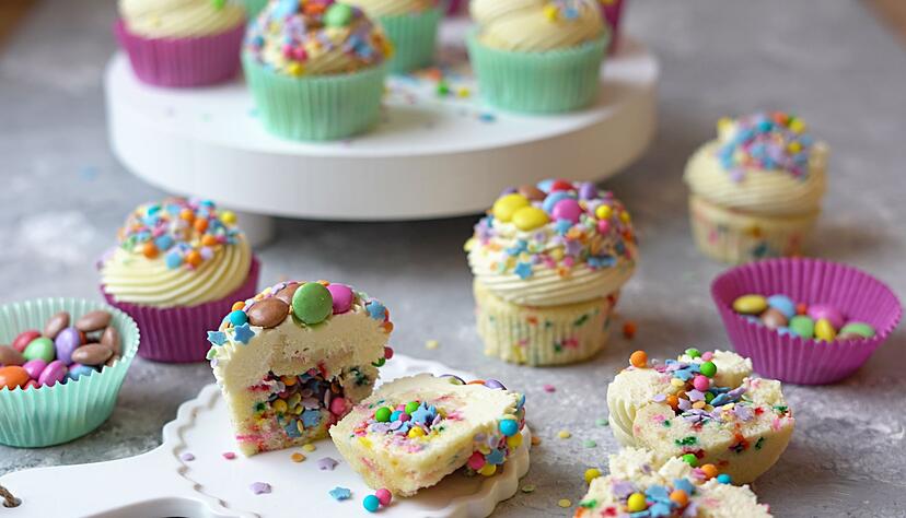 Bei den Funfetti Cupcakes von Food-Bloggerin Mareike Pucka sind die Streusel nicht nur obendrauf, sondern &uuml;berraschen auch im Innern - so erinnern sie an Konfetti.