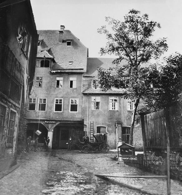 In diesem Hinterhof wuchs Heilbronns großer Sohn auf. Vater Christian Jakob Mayer betrieb an der Rosengasse eine Apotheke.