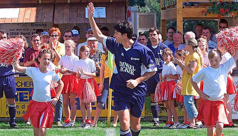 Joachim Löw beim Gastspiel der Schwaben Allstars 2002 während des Stimme-Cups in Gommersdorf. Joachim Löw beim Gastspiel der Schwaben Allstars 2002 während des Stimme-Cups in Gommersdorf.