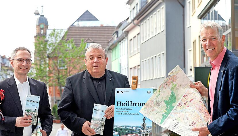 Stellen gemeinsam den neuen Stadtplan vor: Der Leiter des Vermessungs- und Katasteramtes Stefan Schmitt (von links), B&uuml;rgermeister Wilfried Hajek und Kartograf Clemens Burgmaier.
Foto: Ralf Seidel
