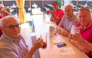 Ultra-LäuferJürgen Mennel (hinten rechts), Gerhard Murrweiss (links) und Hermann Sturm (Mitte rechts) erinnerten sich an vergangene Handball-Zeiten. Ultra-LäuferJürgen Mennel (hinten rechts), Gerhard Murrweiss (links) und Hermann Sturm (Mitte rechts) erinnerten sich an vergangene Handball-Zeiten.