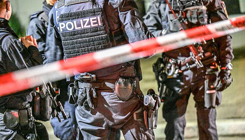 Nach Schüssen in einer Göppinger Bar sichert die Polizei den Tatort. (Archivbild)