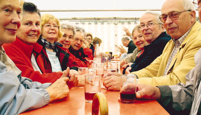 Ein Pl&auml;tzchen im Trockenen ergattert und gespannt auf den Fisch warten: Mitglieder des S&auml;ngerbunds K&uuml;nzelsau beim Fischerfest in Forchtenberg.Foto: Manfred M&uuml;ller