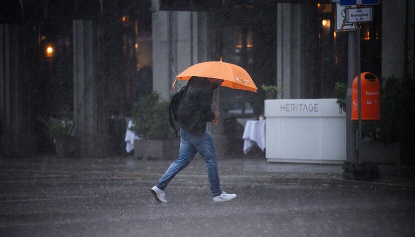 Blitzschlag-Gefahr: Wenn ein Gewitter mit Blitzen &uuml;ber einem tobt, sollte man sich lieber von seinem Regenschirm trennen.