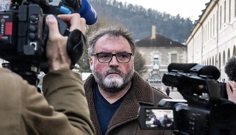 Der wegen der Vergiftung von Patienten angeklagte An&auml;sthesist in Frankreich beteuert seine Unschuld.