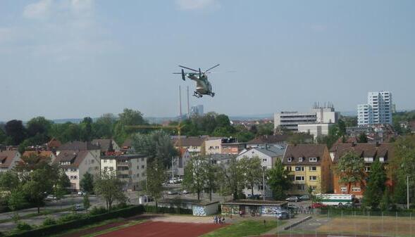 Polizeihubschrauber &uuml;ber dem Heilbronner M&ouml;nchseesportplatz. Foto: Ram&oacute;n Fackel