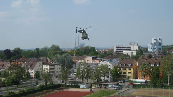 Polizeihubschrauber über dem Heilbronner Mönchseesportplatz. Foto: Ramón Fackel Polizeihubschrauber über dem Heilbronner Mönchseesportplatz. Foto: Ramón Fackel