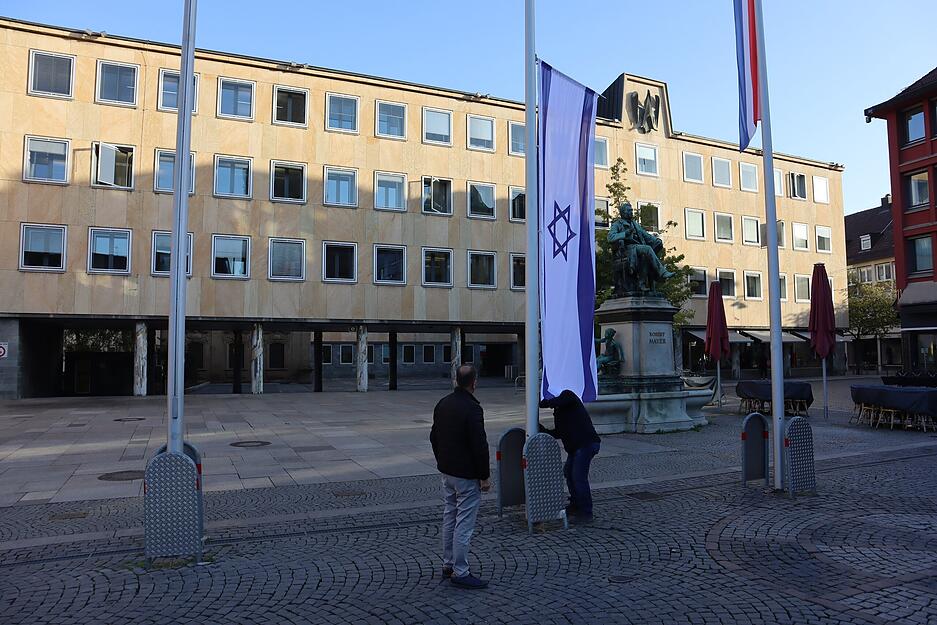 Rathaus-Mitarbeiter haben die neue Flagge am Mittwochmorgen gehisst. Rathaus-Mitarbeiter haben die neue Flagge am Mittwochmorgen gehisst.