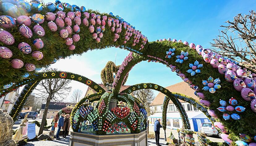 Mehr als 10.000 kunstvoll von Hand bemalte Ostereier zieren den Osterbrunnen in Schechingen.