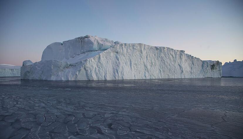 Ein Eisberg treibt im Ilulissat-Eisfjord.
