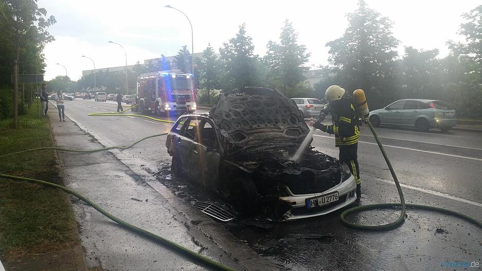 Fahrzeugbrand an der Karl-W&uuml;st-Br&uuml;cke
